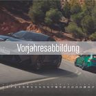 „Vorjahresabbildung“ über einem schwarzen und einem grünen Auto auf kurviger Straße, Januar-Kalender unten.