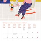 Kalenderblatt für Januar in mehreren Sprachen. Illustration einer Person im Sessel mit Katze und Dekoration im Raum.