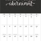 "Wer nicht über sich selbst lachen kann, findet leicht jemanden, der das für ihn übernimmt." Darunter ist ein Monatskalender.