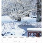 Kalender: Januar 2027. Winterlandschaft mit verschneiten Bäumen, einem zugefrorenen Teich und einer mit Schnee bedeckten Bank.