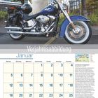"Vorjahresabbildung" steht groß auf einem Bild mit einem blauen Motorrad. Darunter ein Kalender für Januar.