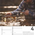"Kalender für April mit Angeltipps. Ein Mann hält eine Forelle über dem Wasser, er trägt eine Angelrute."