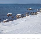 Kalenderblatt: Januar 2027, darunter Tage und Daten. Winterlandschaft mit schneebedecktem Ufer und ruhigem Meer.