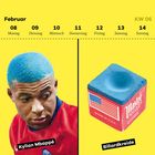 Februar Kalender: 8 bis 14, KW 06. Links: Mann mit blauem Haar. Rechts: Billardkreide.