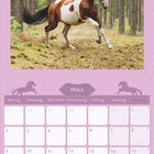 Kalenderblatt für März mit Daten, Notizfeld. Oben ein geschecktes Pferd in einem Kiefernwald.