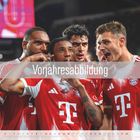 Text: "Vorjahresabbildung". Vier Fußballspieler in roten Trikots mit Jubelgesten. Bayern München-Logo sichtbar.