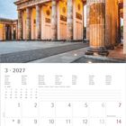 Oben: Brandenburger Tor. Unten: Kalender März 2027. Wichtige Daten und Feiertage sind markiert.