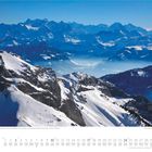 Blick von Pilatus aus, Winterlandschaft mit verschneiten Bergen. Kalender für Januar, Daten und Wochentage unten aufgeführt.