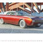 Oben: "Thunderbird". Ein rotes Oldtimer-Auto mit weißem Dach steht auf Kopfsteinpflaster. Im Hintergrund moderne Architektur. Unten: kalenderartige Datumstabelle.