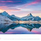 Bachalpsee mit Jungfrau, Eiger, Mönch. Schneebedeckte Berge spiegeln sich in einem klaren, ruhigen See unter farbigem Himmel.