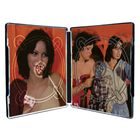 Zwei Frauen in Freizeitkleidung, in einem offenen DVD- oder Blu-Ray-Case, vor orangenem Hintergrund.