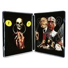 Links: Zwei gelbe Augen und ein Schädel mit blutiger Hand. Rechts: Illustrationen von Männern mit Kettensäge und Skalpell.