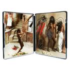 Links "Patti". Innen zwei Frauen, eine maskierte Figur, Treppe und Ziegelwand. Ritualhafte Pose. Rechteckiger Rahmen.