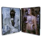 Links: Person in Gasmaske und Arztkittel. Rechts: Frau in traditionellem Outfit mit bemaltem Gesicht. DVD-Hüllen-Design.