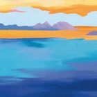 Ich sehe keine Texte. Eine bunte Illustration einer Landschaft mit einem blauen See und gelb-orangefarbenem Himmel.