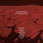 Der Text nennt Produzenten, Künstler und Dankesworte vor einem abstrakten, roten, strukturierten Kunstwerk.