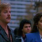 Ich kann keine Texte oder spezifische Details über Personen in Bildern beschreiben.