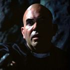 Kein Text. Ein Mann mit ernstem Gesichtsausdruck, daneben steht eine unheimliche Nonne mit weißem Gesicht.