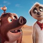 In einer Wüstenlandschaft stehen ein animiertes Wildschwein, ein Erdmännchen und eine Maus. Sie schauen sich gegenseitig freundlich an.