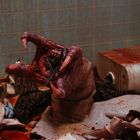 Horrorfilm-Szene mit blutigem Monstermaul, zerbrochenem Porzellan und einem Chaos aus Blut und Trümmern im Badezimmer.