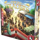 "Tricky Traders" von Colin Dömer und Dennis Lohausen, Pegasus Spiele Logo. Illustration eines bunten Markts mit Ständen und Menschen.