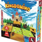 „Kingdomino“ in großen gelben Buchstaben. Illustration eines Schlosses mit Fahnen, Wiesen, Schafen und einem Fluss.
