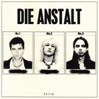 Oben "DIE ANSTALT", Bilder von drei Personen mit Nummern 1, 2, und 3 darunter. Unten steht "DA002".
