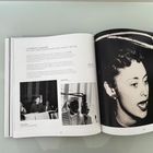 "Caterina Valente mit dem Orchester Kurt Edelhagen, 1957/58." Links: Zwei Fotos von Caterina Valente bei einer Aufnahme. Rechts: Großes Porträt.