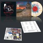 Texte: "The Courts of Chaos", "MANILLA ROAD". Plattenhülle, Schallplatte, Liedertexte, CDs, Kassetten. Farbig gesprenkelt.