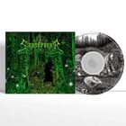 Text: "Sagenbringer." Ein Wald in Grün, mystische Atmosphäre, mit einer dunklen Gestalt im Vordergrund.