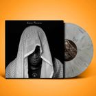 Albumcover mit dem Namen Sinu Camara, zeigt eine Person mit einem Tuch über dem Kopf; Vinyl daneben. Orange Hintergrund.