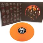 Songtexte füllen die linke Seite, eine Gruppe in dunkler Kleidung ist rechts. Ein orangenes Vinyl mit Schädel-Logo liegt davor.