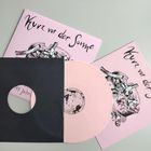 "Kurz vor der Sonne" auf rosa Plattencover mit Illustration von Zigarettenstummeln; rosa Vinyl-LP daneben.