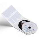 CD mit Aufschrift "AÉR", "Reinhard Lakomy", auf einer geöffneten Hülle. Texte in der Hülle sind schwer lesbar.