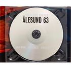 ÄLESUND 63 erscheint groß auf einer CD. Links ist ein verschwommenes Klavierbild, rechts sind Dankesworte und Credits.