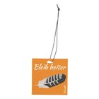 "Bleib heiter" steht auf einem orangefarbenen Rechteck mit einer Feder und einem Band zum Aufhängen.
