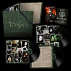 "Project Pitchfork First Anthology". Collage aus Fotos und Schallplatten auf einem grünen Hintergrund.