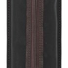 Kein Text vorhanden. Schwarzes, längliches Etui mit Reißverschluss in der Mitte und einem goldenen Ring oben.
