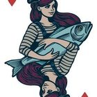 Rote Buchstaben "D", rote Herzsymbole, Illustration einer Frau in Matrosenkleidung mit Fisch, in Spielkartenform.