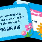 Rätseltext: "Ich kann wandern ohne Beine, und wenn ich außer Sicht bin, schläfst du. WAS BIN ICH?" Lösung: "Sonne". Illustration von Blumen und einer Sonne.