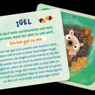 Text über Igel als Symbol für Rückzug und Erholung. Illustration eines Igels in Herbstlaub mit freundlichem Gesicht.