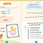 "Ich heiße: Emma, so alt bin ich: 8, Mein Geburtstag: 15.06. Hier gehe ich zur Schule: Erich Kästner Grundschule. Vor den Ferien: 2. Klasse, nach den Ferien: 3. Klasse. Ich freue mich am meisten darauf, dass ich länger schlafen kann." Verspielte, kindliche Illustration mit einem lachenden Kind auf einem Roller und bunten Symbolen wie Eis und Wassermelone.