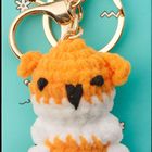 Text: "Kleiner MUTMACHER" und "Ich bin bei dir! Pattloch". Stofftieranhänger in Orange und Weiß auf blauem Hintergrund.