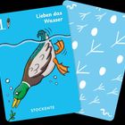 "Lieben das Wasser", "1", "STOCKENTE". Illustration: Eine Ente taucht. Hintergrund: Blau mit Mustern.