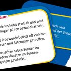Kartenspiel mit Weltraumthema. Drei Fakten über Planeten; links Symbol von Saturn. Rechts eine Illustration eines Shuttles.