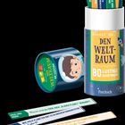 "Kennst du den Weltraum? 80 lustige Quizfragen." Eine Dose mit farbigen Quizkarten, Illustration eines Kindes im Astronautenanzug.