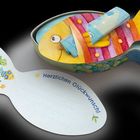 "Herzlichen Glückwunsch" auf einem bunten Fisch aus Papier mit zwei kleinen, illustrierten Fischen daneben.