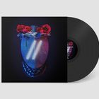 Ein Fechtmaske mit roten Rosen und Neonlichtern auf einem schwarzen Hintergrund; daneben eine Schallplatte.