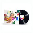 Text: "Saachi", "Silly Hand 3". 
Design: Bunte, verzierte Hand mit glänzenden Elementen auf einem Cover. 
Rechts eine Vinyl-Schallplatte.