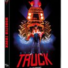 „Monster Truck“ und „Rolling Vengeance“ in rot. Illustration eines Trucks und eines Mannes mit einer Frau im Arm.
